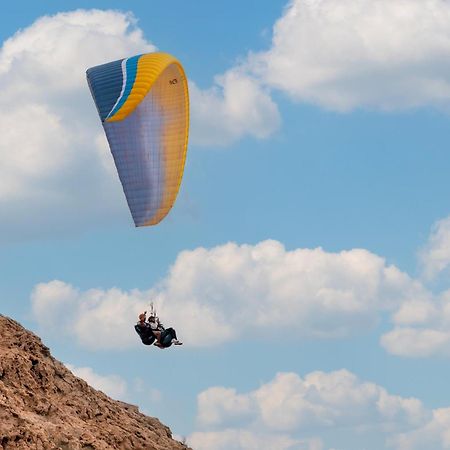 Hotel Al Badayer Retreat By Sharjah Collection Margham Exterior foto Tandem paragliding