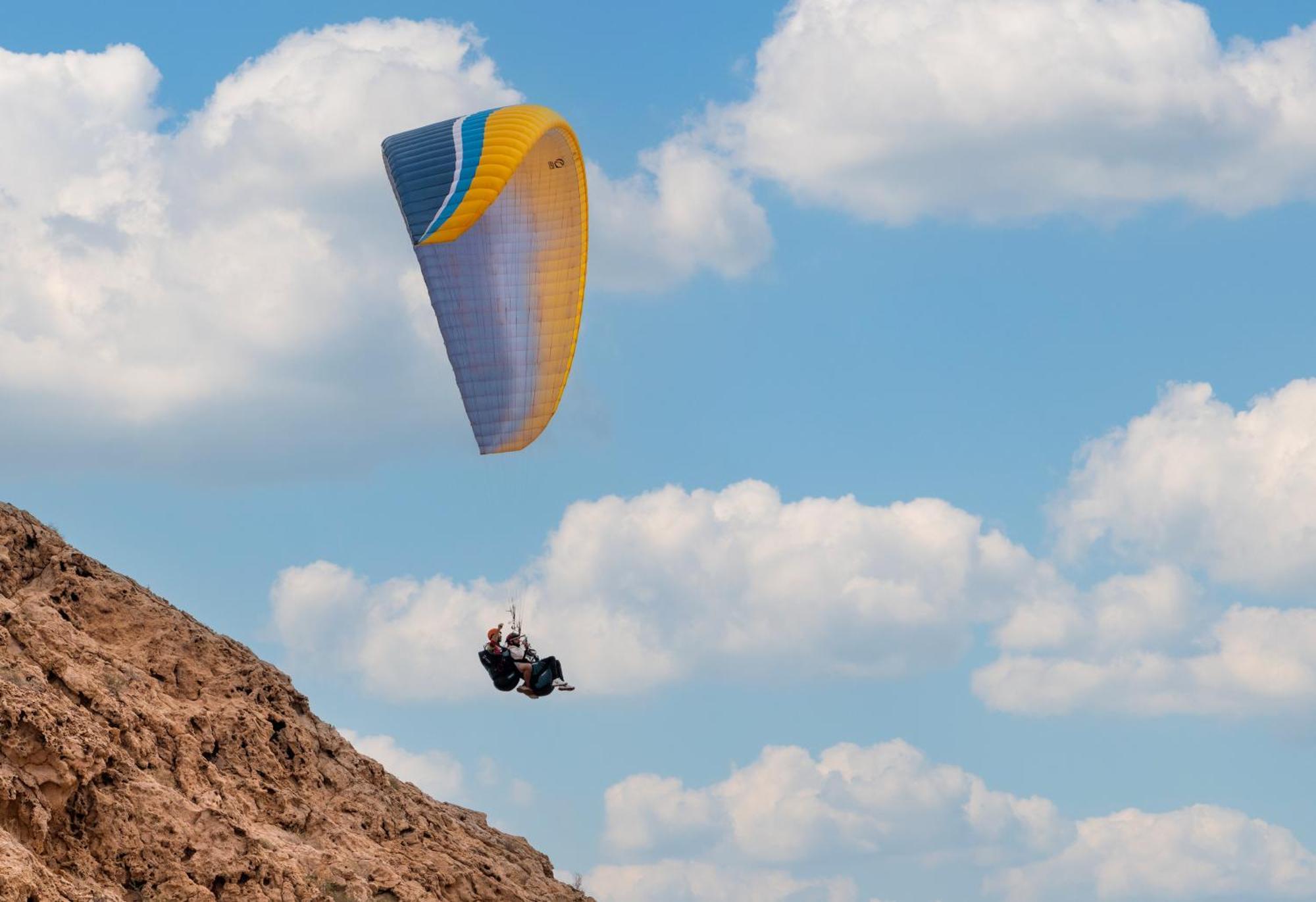 Hotel Al Badayer Retreat By Sharjah Collection Margham Exterior foto Tandem paragliding