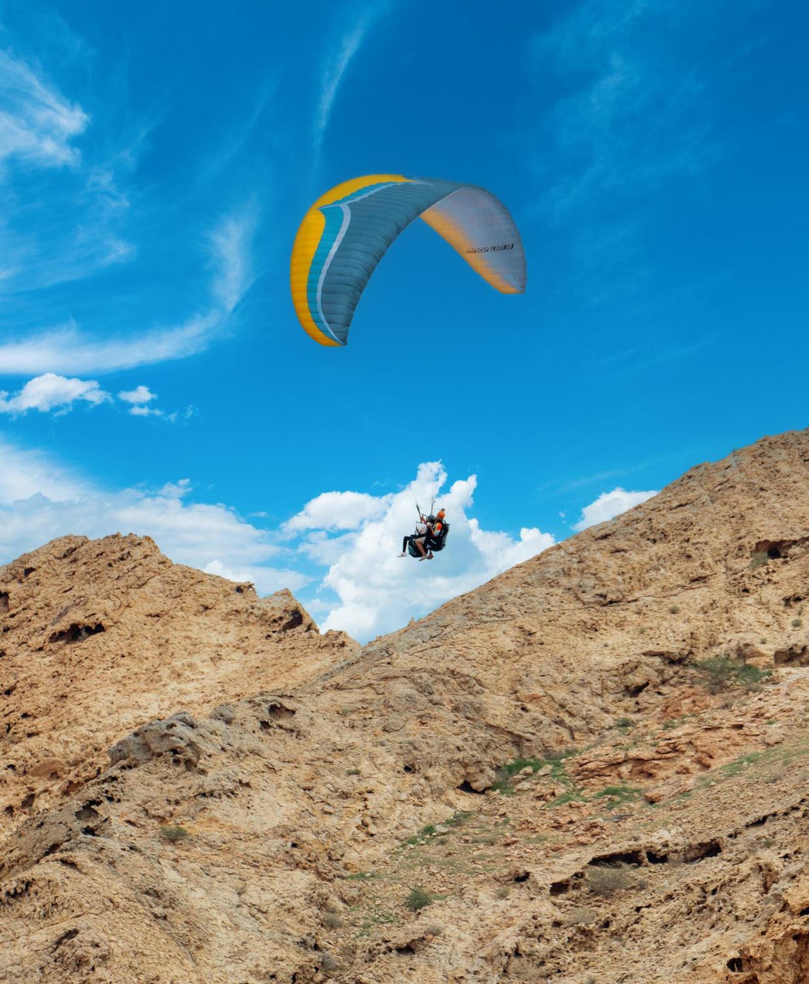 Hotel Al Badayer Retreat By Sharjah Collection Margham Exterior foto Parachute landing on the top of the mountain